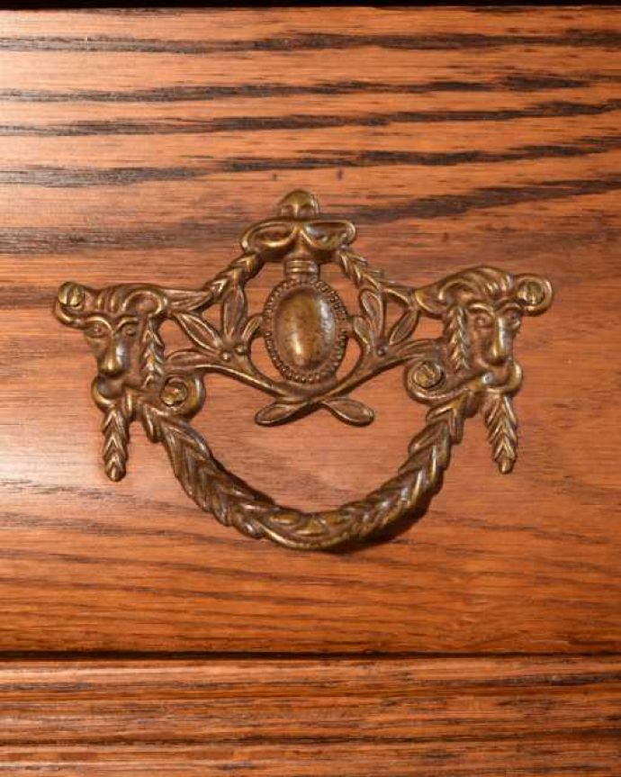 アンティークのチェスト　アンティーク家具　アンティークのチェスト、フランスで見つけた小さなドロワー（コモード） 。開ける度にワクワクする取っ手フランスらしい優雅なデザインは取っ手にも。(j-2562-f)