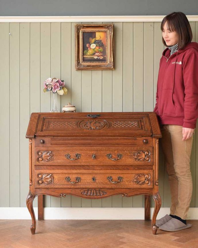 ビューロー　アンティーク家具　フレンチテイストのビューロー、エレガントなアンティーク家具。優雅な気分が過ごせる大人のビューローフランスらしく美しい彫り。(j-2563-f)