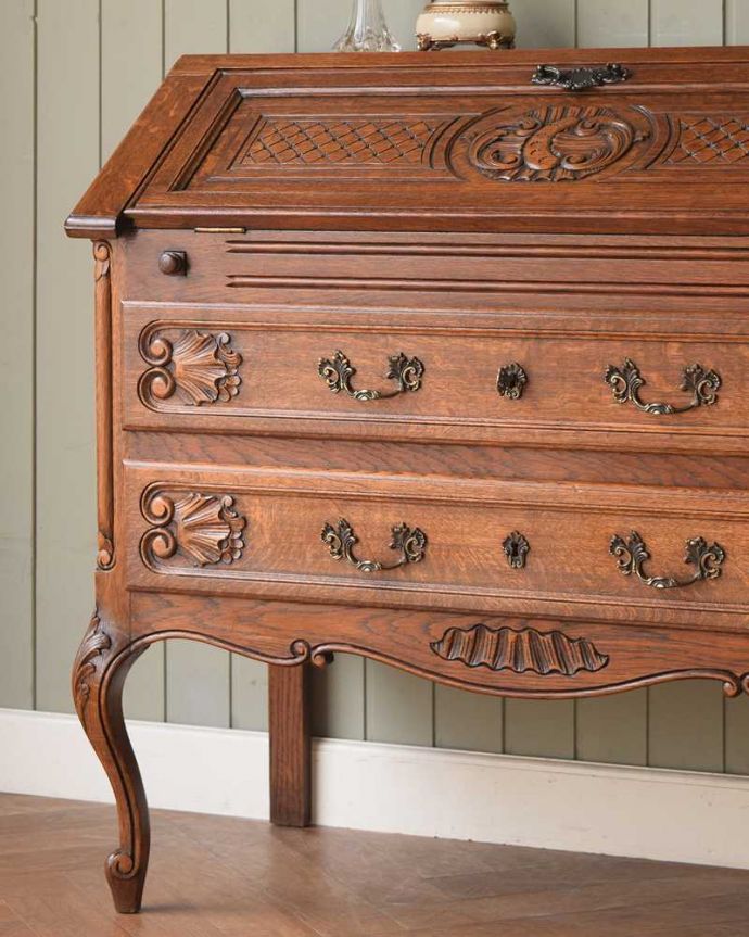 ビューロー　アンティーク家具　フレンチテイストのビューロー、エレガントなアンティーク家具。フランスらしい彫りの美しさにうっとりやっぱり自慢は惚れ惚れしちゃう彫り。(j-2563-f)