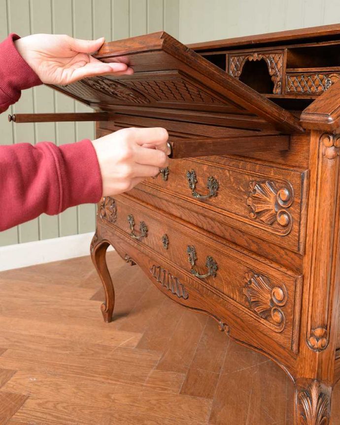 ビューロー　アンティーク家具　フレンチテイストのビューロー、エレガントなアンティーク家具。あっという間にデスクが登場フラップ扉を前に倒すだけで、あっという間にデスクになります。(j-2563-f)