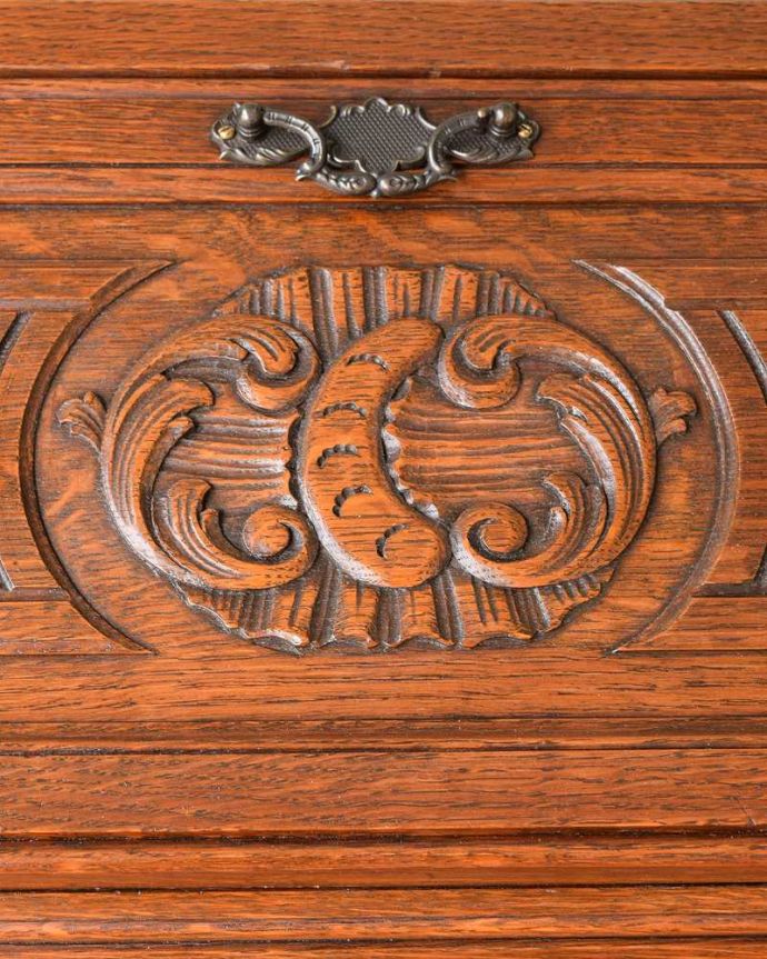 ビューロー　アンティーク家具　フレンチテイストのビューロー、エレガントなアンティーク家具。惚れ惚れしちゃう美しさこんなに堅い無垢材に一体どうやって彫ったんだろう？と不思議になるくらい細かい彫にうっとりです。(j-2563-f)