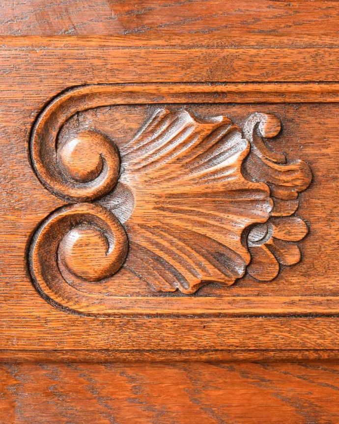 ビューロー　アンティーク家具　フレンチテイストのビューロー、エレガントなアンティーク家具。いろんな場所にこだわり彫のデザインもいろいろです。(j-2563-f)