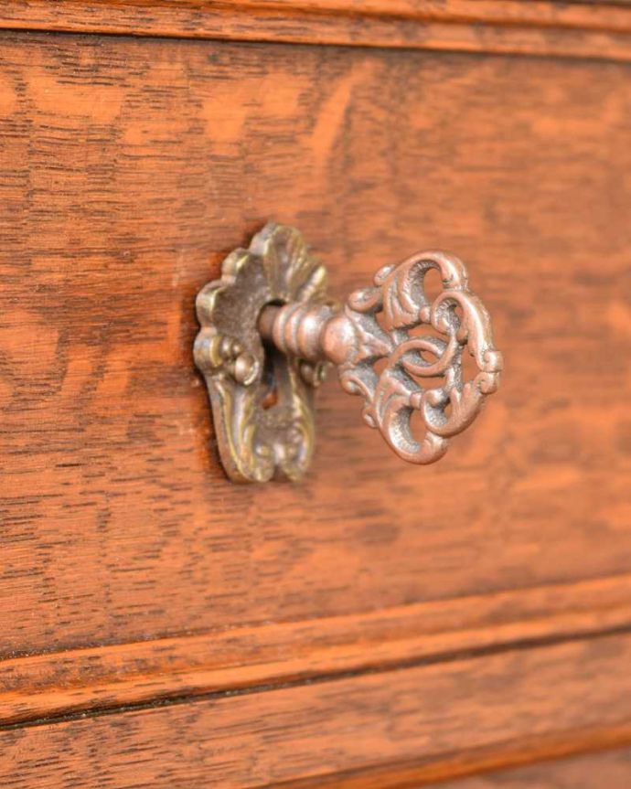 ビューロー　アンティーク家具　フレンチテイストのビューロー、エレガントなアンティーク家具。鍵を使って開けてみましょうアンティークの鍵が付いています。(j-2563-f)