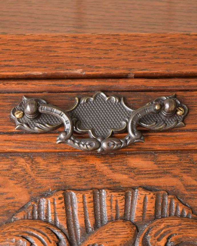 ビューロー　アンティーク家具　フレンチテイストのビューロー、エレガントなアンティーク家具。アンティークらしい取っ手取っ手にもこだわりが感じられます。(j-2563-f)