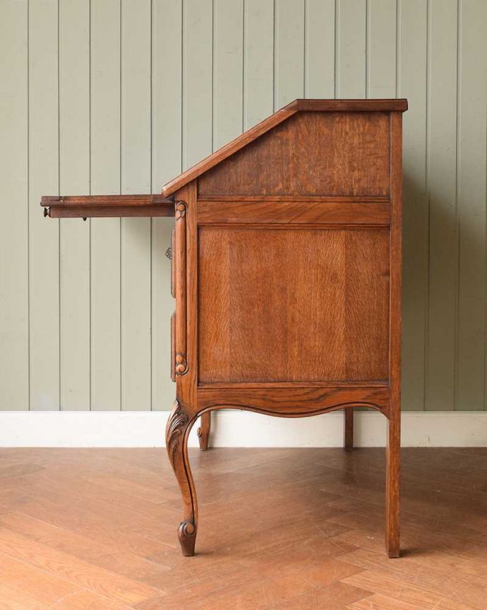 ビューロー　アンティーク家具　フレンチテイストのビューロー、エレガントなアンティーク家具。横から見ても素敵なんですもちろん横顔もフランス家具らしい美しさ。(j-2563-f)