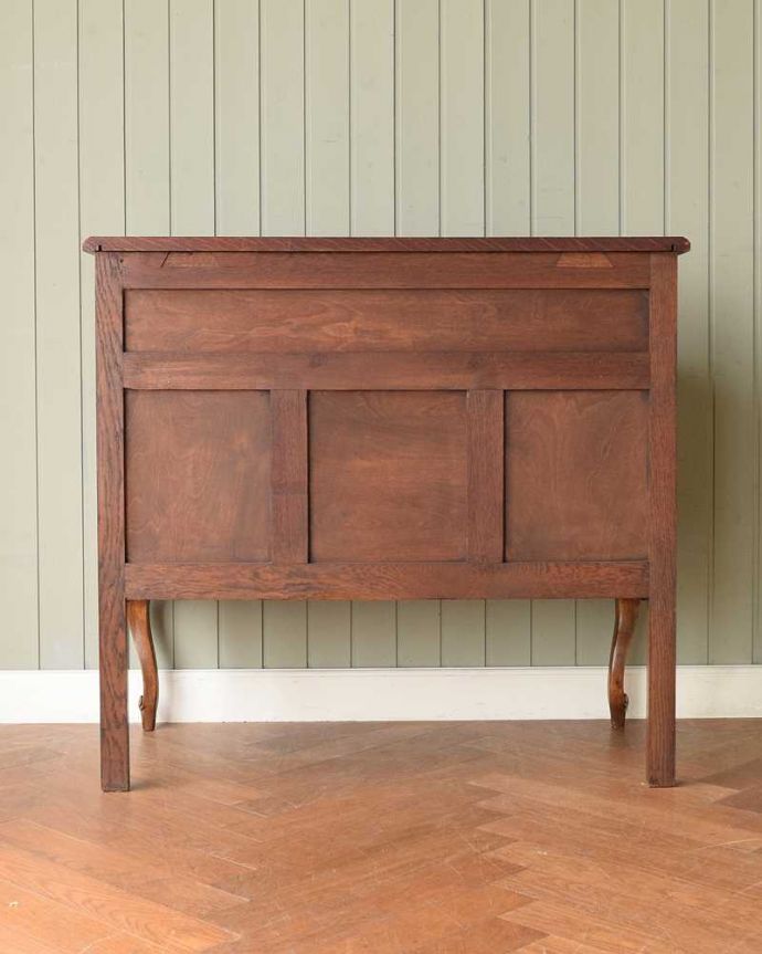 ビューロー　アンティーク家具　フレンチテイストのビューロー、エレガントなアンティーク家具。後ろ姿にもうっとりアンティークは新品ではないので経年変化によるキズはありますがしっかりお直しをしているので、安心してお使いください。(j-2563-f)