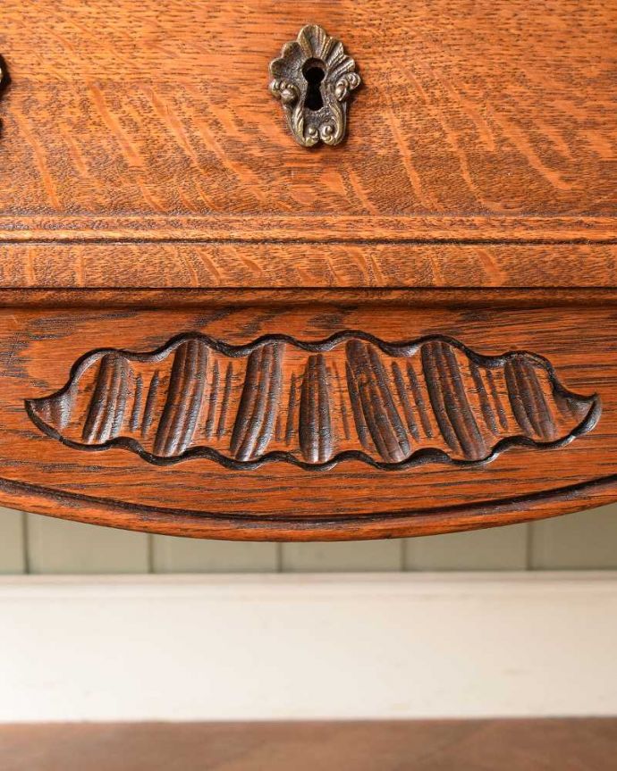 ビューロー　アンティーク家具　フレンチテイストのビューロー、エレガントなアンティーク家具。じっくり選んできました買い付けの時、納得するまで探し続けた彫のデザイン。(j-2563-f)