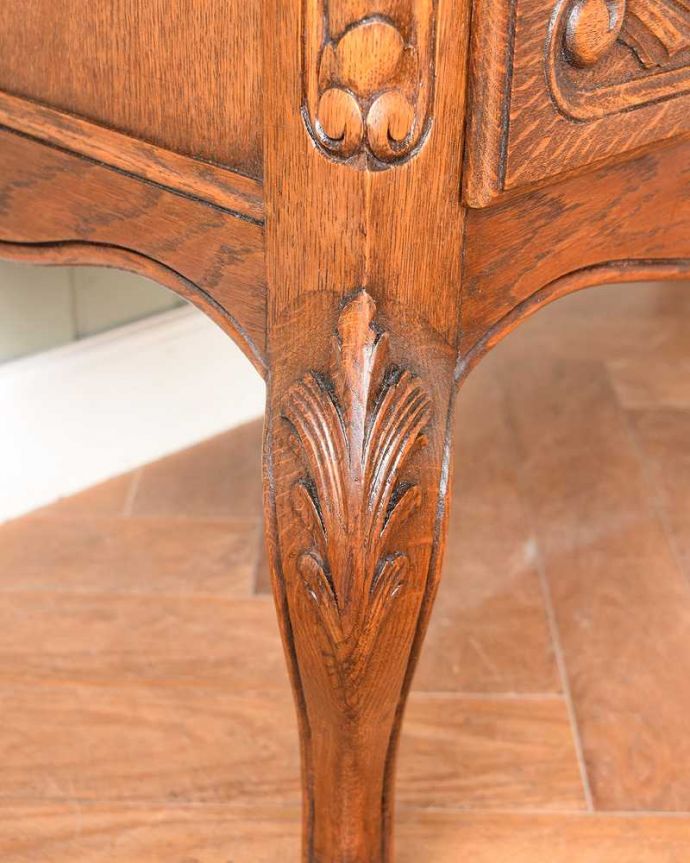 ビューロー　アンティーク家具　フレンチテイストのビューロー、エレガントなアンティーク家具。フランスらしい彫りフランスらしさの象徴とも言える、優雅な彫りの装飾。(j-2563-f)