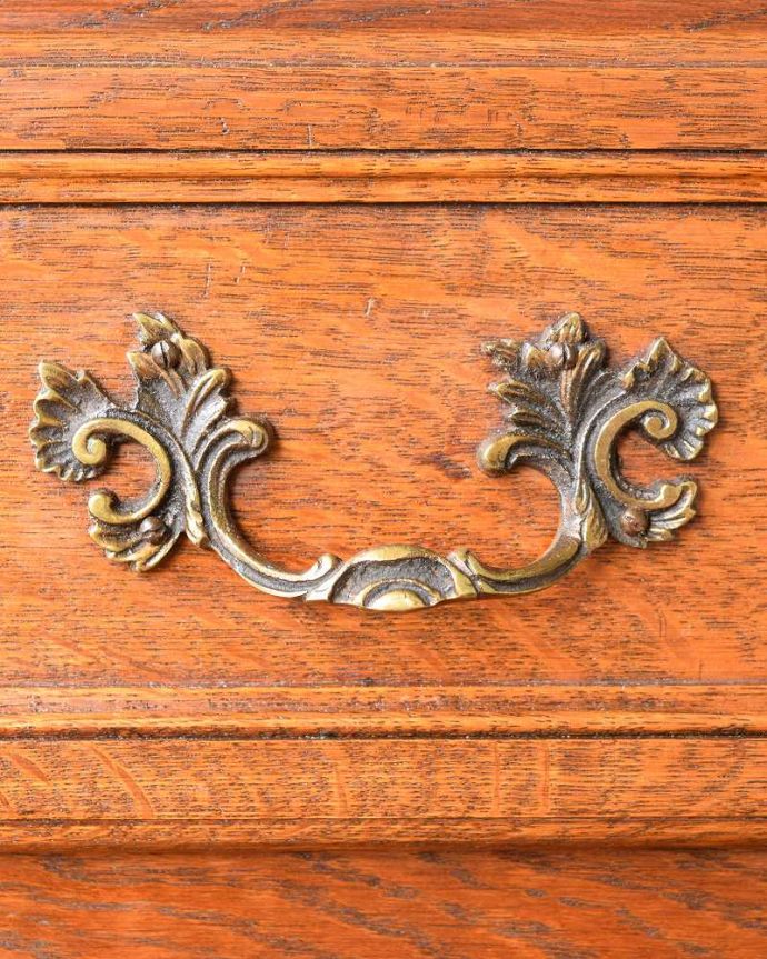 ビューロー　アンティーク家具　フレンチテイストのビューロー、エレガントなアンティーク家具。開ける度にワクワク高級感漂うアンティークらしいデザインの取っ手。(j-2563-f)