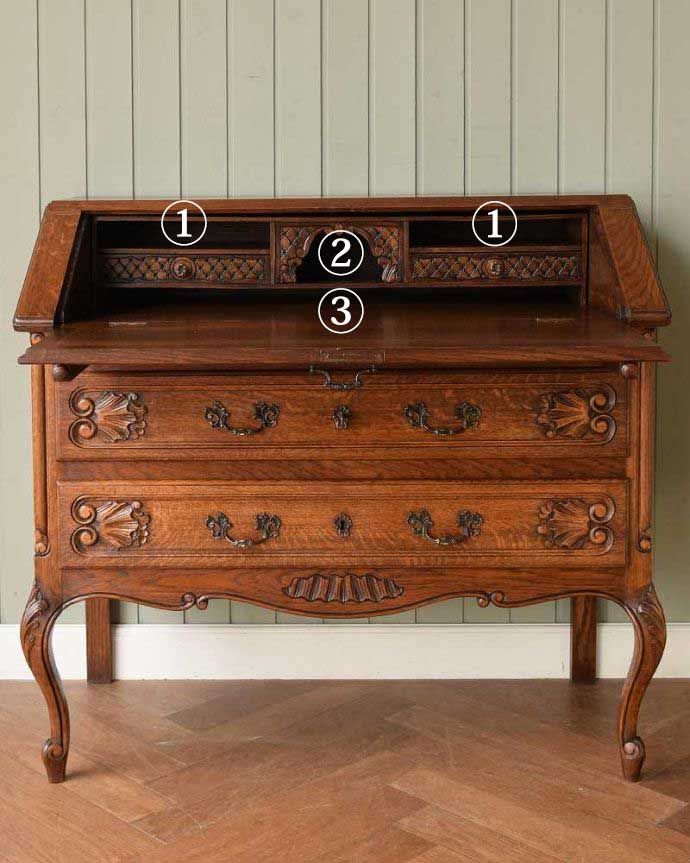 ビューロー　アンティーク家具　フレンチテイストのビューロー、エレガントなアンティーク家具。お片付け上手になっちゃう仕切り細々としたものがキレイに収納できるように細かく仕切られているので、いろんなものをスッキリ片付けられます。(j-2563-f)