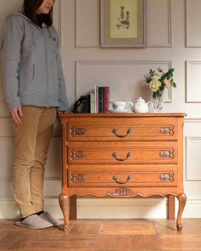 アンティークのチェスト　アンティーク家具　キレイなアンティーク家具、取っ手も美しい南仏スタイルの３段フレンチチェスト。長くて美しい脚に思わずうっとり･･･フランスのアンティーク家具らしく長くて優雅な脚線美のチェスト。(j-2564-f)