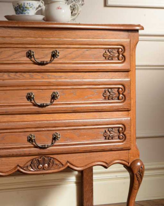アンティークのチェスト　アンティーク家具　キレイなアンティーク家具、取っ手も美しい南仏スタイルの３段フレンチチェスト。収納だけじゃなく見て楽しむチェストチェストと言っても収納だけじゃなく見た目が素敵なんです。(j-2564-f)