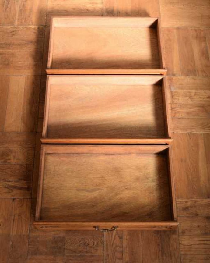 アンティークのチェスト　アンティーク家具　キレイなアンティーク家具、取っ手も美しい南仏スタイルの３段フレンチチェスト。実用的にチェストとして使いましょう！アンティーク家具と言えども家具。(j-2564-f)