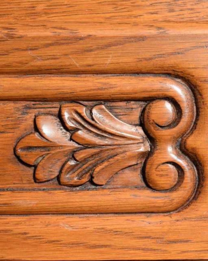 アンティークのチェスト　アンティーク家具　キレイなアンティーク家具、取っ手も美しい南仏スタイルの３段フレンチチェスト。フランスらしい彫りフランスらしさの象徴とも言える、優雅な彫りの装飾。(j-2564-f)