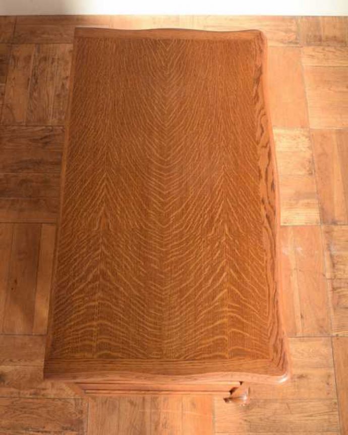 アンティークのチェスト　アンティーク家具　キレイなアンティーク家具、取っ手も美しい南仏スタイルの３段フレンチチェスト。何を置こうかな･･･？チェストを上から見るとこんな形です。(j-2564-f)