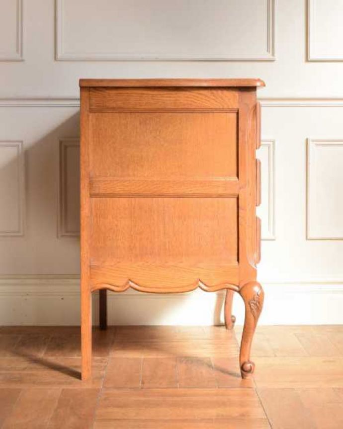 アンティークのチェスト　アンティーク家具　キレイなアンティーク家具、取っ手も美しい南仏スタイルの３段フレンチチェスト。横から見てもステキ横から見るとこんな感じ。(j-2564-f)