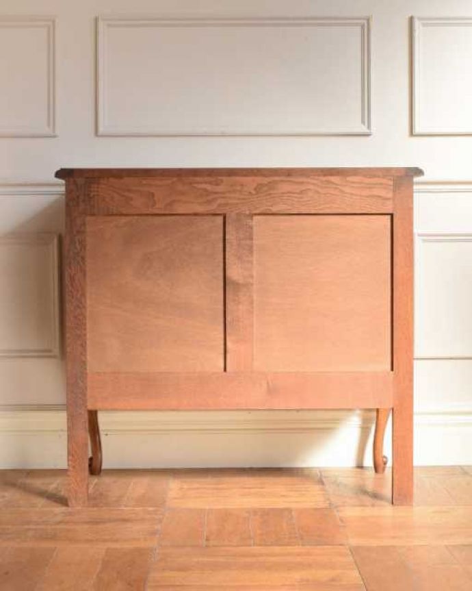 アンティークのチェスト　アンティーク家具　キレイなアンティーク家具、取っ手も美しい南仏スタイルの３段フレンチチェスト。修復したので後姿もキレイですアンティークは新品ではないので、もちろん経年変化によるキズはありますが、専門の職人が修復しています。(j-2564-f)