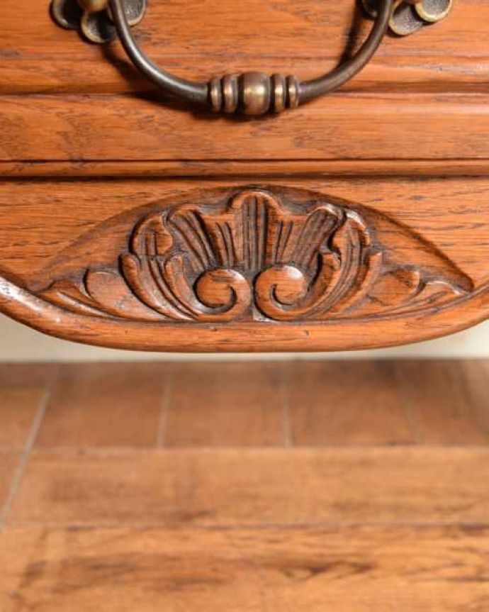 アンティークのチェスト　アンティーク家具　キレイなアンティーク家具、取っ手も美しい南仏スタイルの３段フレンチチェスト。フランスらしい彫りフランスらしさの象徴とも言える、優雅な彫りの装飾。(j-2564-f)
