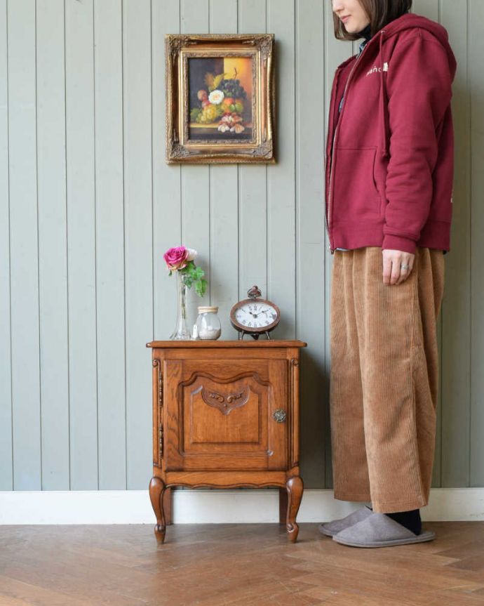 アンティークのキャビネット　アンティーク家具　フランスから届いた猫脚の小さなアンティーク家具、サイドテーブル。フランスらしさがギュッと詰まっていますコンパクトなサイズなのにフランスらしく優雅な雰囲気がたっぷり詰まったキャビネット。(j-2565-f)