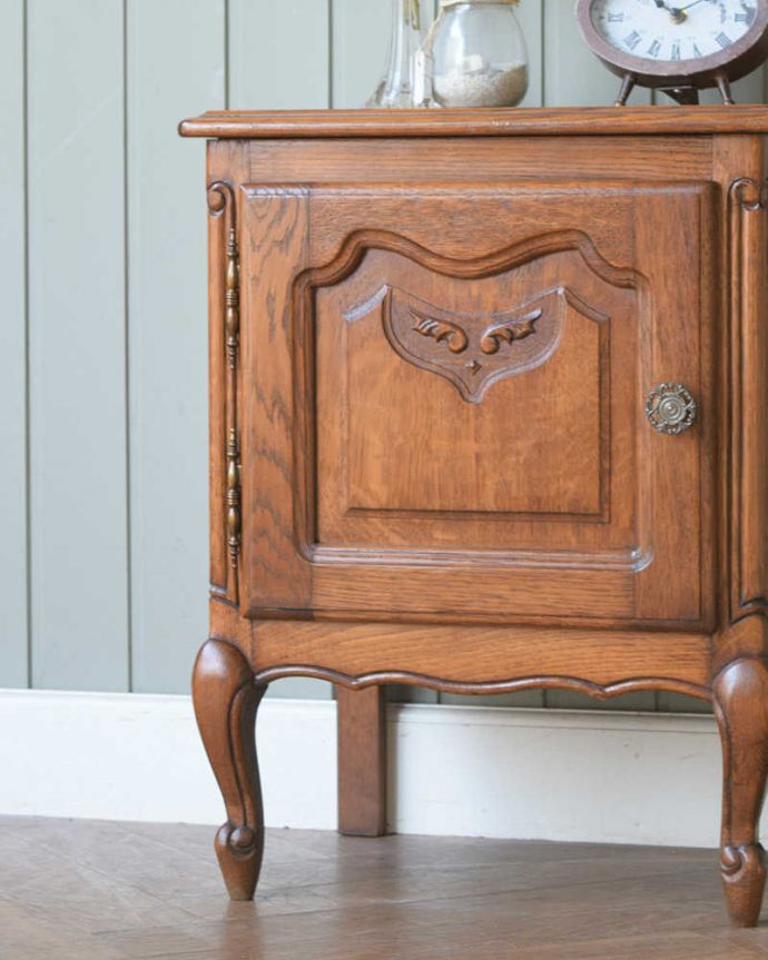 アンティークのキャビネット　アンティーク家具　フランスから届いた猫脚の小さなアンティーク家具、サイドテーブル。どこにでも置けるサイズが魅力ベッドやソファの横など、どこにでも置けるコンパクトさ。(j-2565-f)