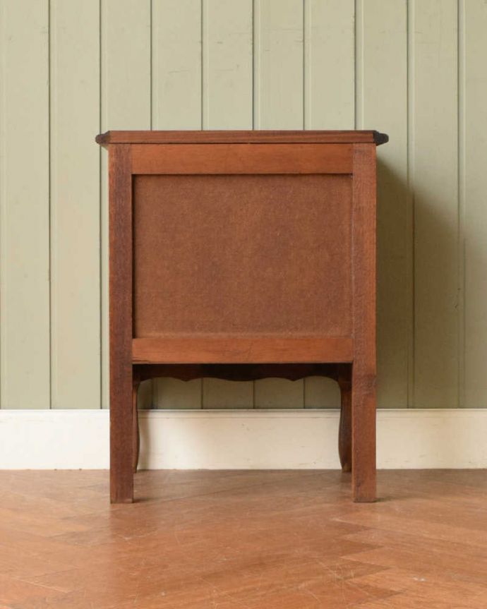 アンティークのキャビネット　アンティーク家具　フランスから届いた猫脚の小さなアンティーク家具、サイドテーブル。後ろから見ても･･･アンティークは新品ではないので、もちろん経年変化によるキズはありますが、専門の職人がお直しをしているので、後ろ姿もキレイです。(j-2565-f)