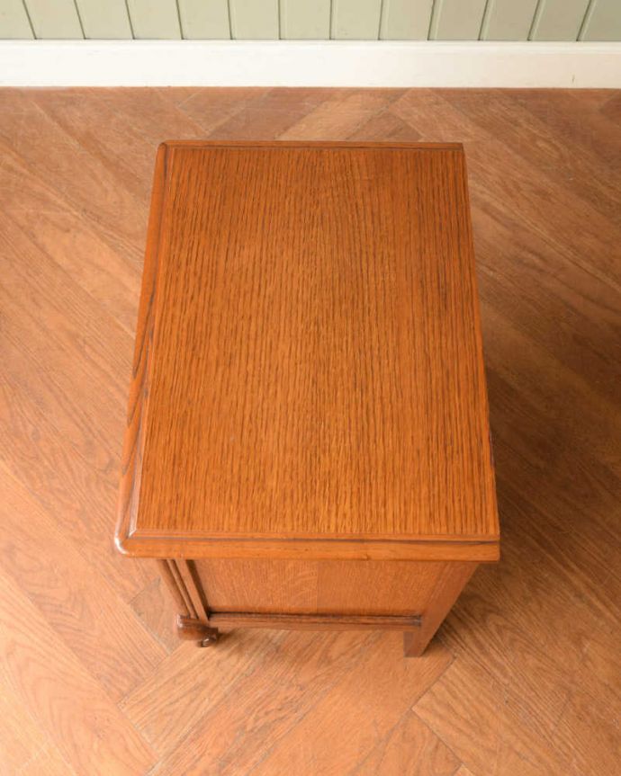 アンティークのキャビネット　アンティーク家具　フランスから届いた猫脚の小さなアンティーク家具、サイドテーブル。上から見てみると･･･修復の際、天板の塗装もキレイに仕上げました。(j-2565-f)