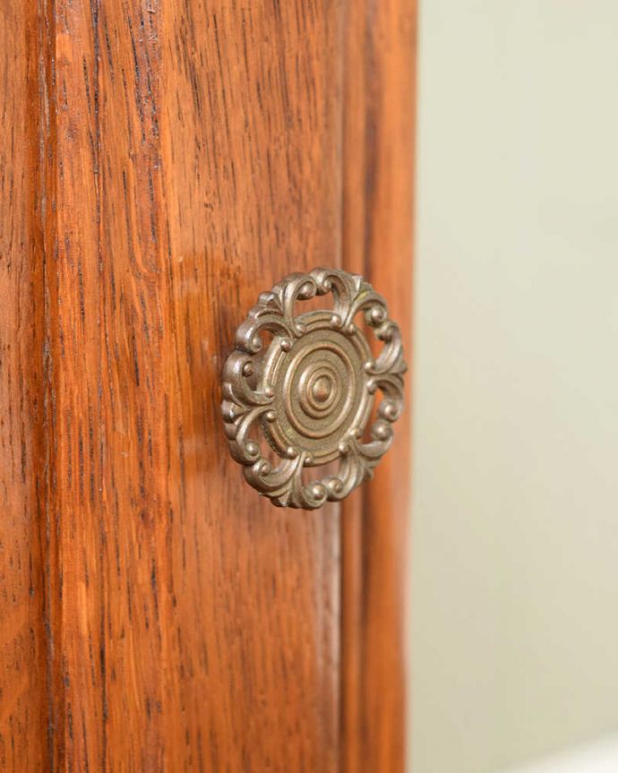 アンティークのキャビネット　アンティーク家具　フランスから届いた猫脚の小さなアンティーク家具、サイドテーブル。取っ手のデザインも優雅フランスらしさは取っ手のデザインにも。(j-2565-f)