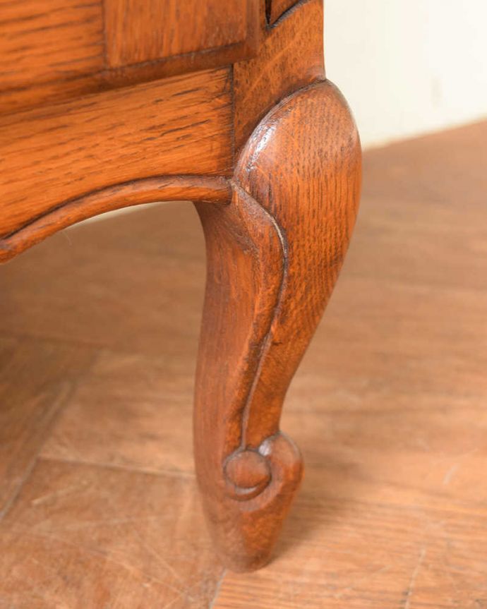 アンティークのキャビネット　アンティーク家具　フランスから届いた猫脚の小さなアンティーク家具、サイドテーブル。女性1人でラクラク運べちゃう仕掛けHandleのアンティークの脚の裏にはフェルトキーパーが付いているんです。(j-2565-f)