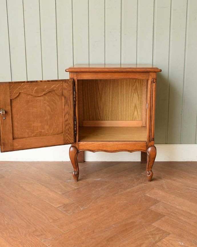 アンティークのキャビネット　アンティーク家具　フランスから届いた猫脚の小さなアンティーク家具、サイドテーブル。扉を開けて中を見ると･･･専門の職人が仕上げたので中もキレイです。(j-2565-f)