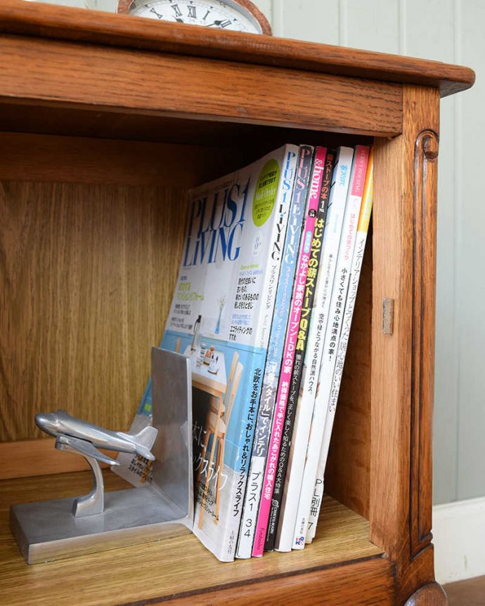 アンティークのキャビネット　アンティーク家具　フランスから届いた猫脚の小さなアンティーク家具、サイドテーブル。扉の中は収納たっぷりA4サイズの雑誌までしっかり収納出来ちゃう大きさ。(j-2565-f)