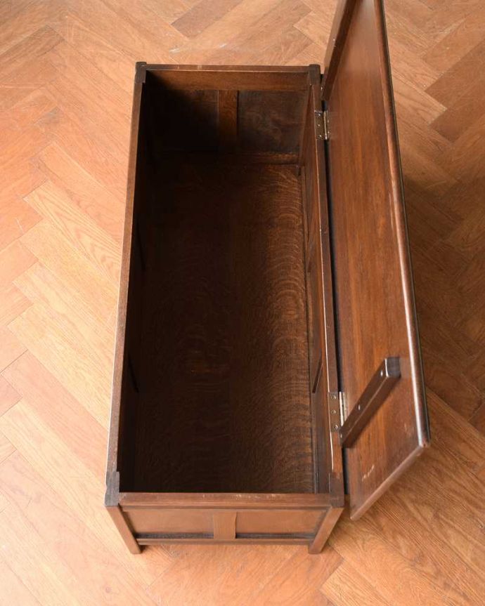 ブランケットボックス・収納ボックス　アンティーク家具　ベンチとしても使える収納付きアンティーク家具、英国スタイルのコファー。フタを開くと･･･本やクッション、ブランケットなど、リビングで散らかっているものをたっぷり収納できます。(j-2566-f)