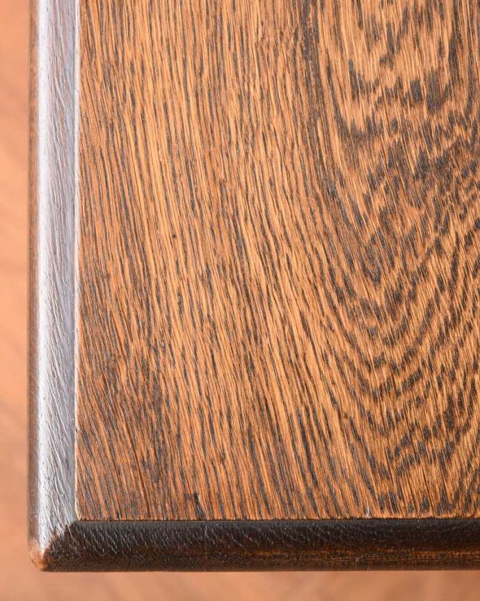 ブランケットボックス・収納ボックス　アンティーク家具　ベンチとしても使える収納付きアンティーク家具、英国スタイルのコファー。近くで見ると･･･テーブル代わりにも使えるコファ。(j-2566-f)