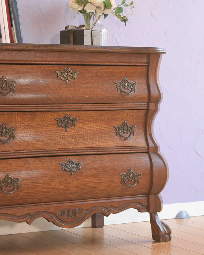 アンティークのチェスト　アンティーク家具　使いやすいコンパクトな３段アンティークチェスト、フランスから届いた小さなアンティーク(コモード) 。「見せる収納」だから、置く場所を選びません！チェストと言ってもデザインがステキだから、収納だけじゃなくて見ても楽しめる家具なんです。(j-2567-f)