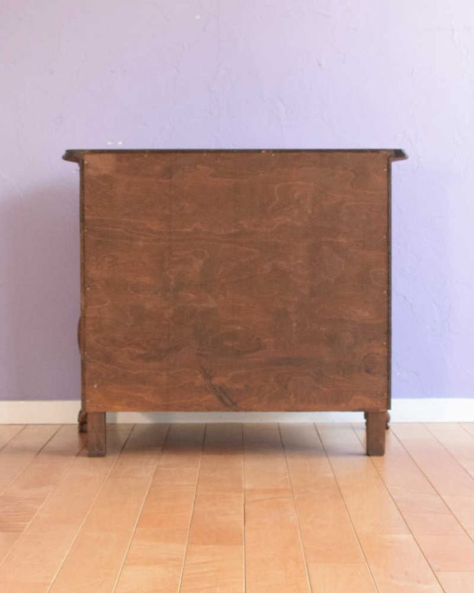 アンティークのチェスト　アンティーク家具　使いやすいコンパクトな３段アンティークチェスト、フランスから届いた小さなアンティーク(コモード) 。修復したので後姿もキレイですアンティークは新品ではないので、もちろん経年変化によるキズはありますが、専門の職人がキレイに修復したので、後ろ姿もキレイです。(j-2567-f)