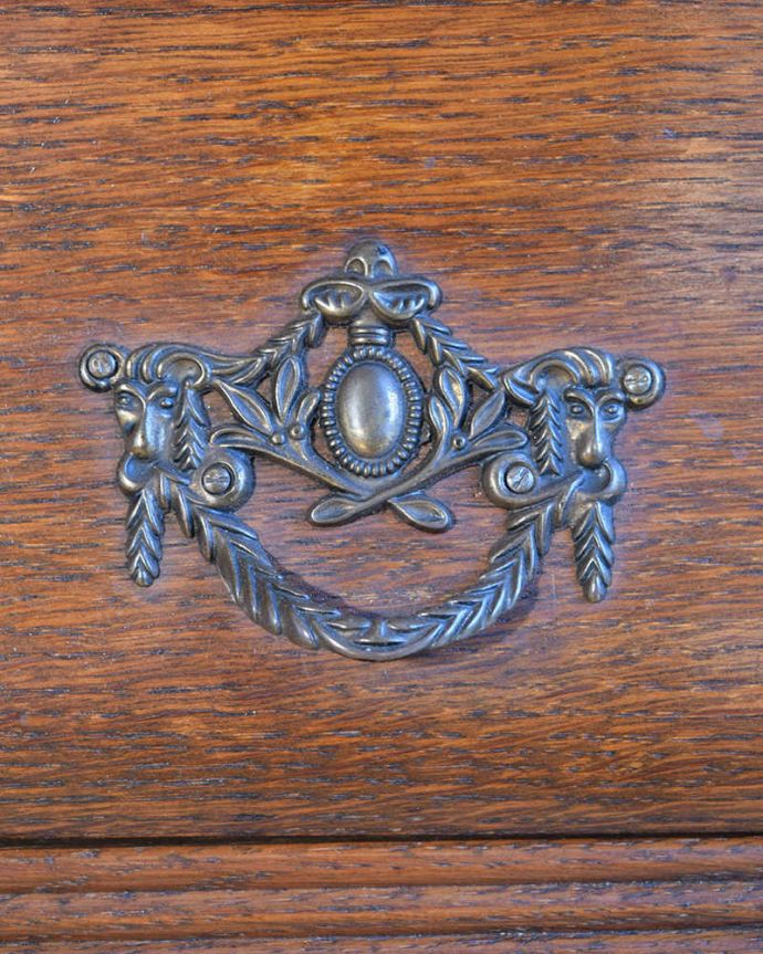 アンティークのチェスト　アンティーク家具　使いやすいコンパクトな３段アンティークチェスト、フランスから届いた小さなアンティーク(コモード) 。開ける度にワクワクする取っ手フランスらしい優雅なデザインは取っ手にも。(j-2567-f)