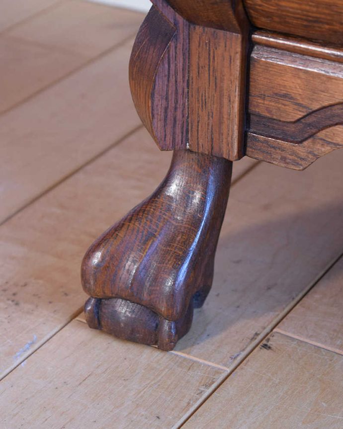 アンティークのチェスト　アンティーク家具　使いやすいコンパクトな３段アンティークチェスト、フランスから届いた小さなアンティーク(コモード) 。女性1人でラクラク運べちゃう仕掛けHandleのアンティークは、脚の裏にフェルトキーパーをお付けしています。(j-2567-f)