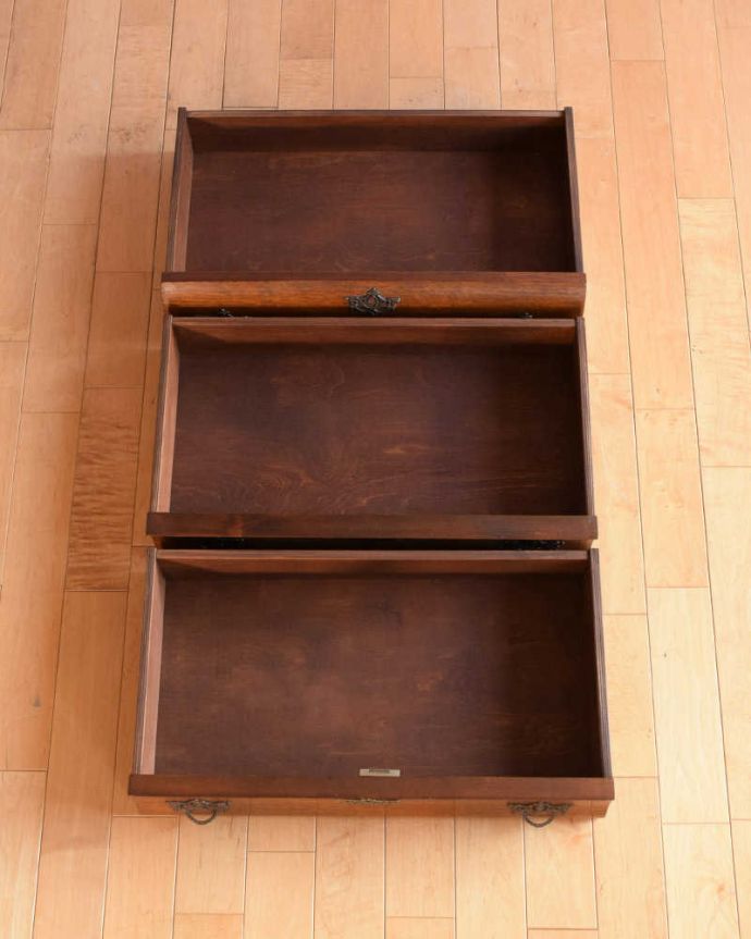 アンティークのチェスト　アンティーク家具　使いやすいコンパクトな３段アンティークチェスト、フランスから届いた小さなアンティーク(コモード) 。キレイに修復したので、何を入れてもOKです。(j-2567-f)