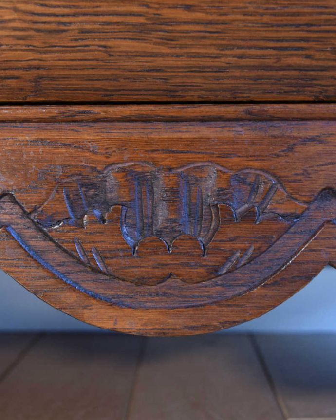 アンティークのチェスト　アンティーク家具　使いやすいコンパクトな３段アンティークチェスト、フランスから届いた小さなアンティーク(コモード) 。フランスらしい彫りフランスらしさの象徴とも言える、優雅な彫りの装飾。(j-2567-f)