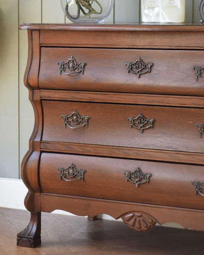 アンティークのチェスト アンティーク家具 フランスの優雅なアンティークのチェスト、置きやすい小ぶりなドロワー(コモード)。「見せる収納」だから、置く場所を選びません!チェストと言ってもデザインがステキだから、収納だけじゃなくて見ても楽しめる家具なんです。(j-2568-f)