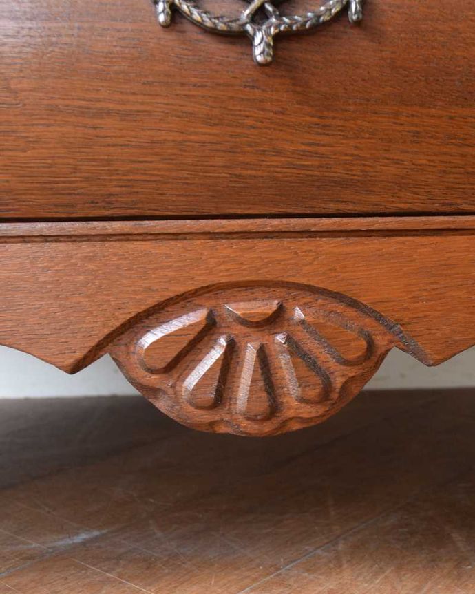 アンティークのチェスト アンティーク家具 フランスの優雅なアンティークのチェスト、置きやすい小ぶりなドロワー(コモード)。フランスらしい彫りフランスらしさの象徴とも言える、優雅な彫りの装飾。(j-2568-f)