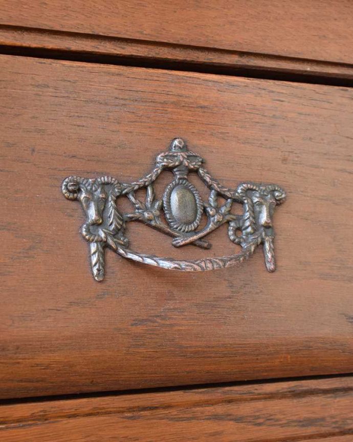 アンティークのチェスト アンティーク家具 フランスの優雅なアンティークのチェスト、置きやすい小ぶりなドロワー(コモード)。開ける度にワクワクする取っ手フランスらしい優雅なデザインは取っ手にも。(j-2568-f)