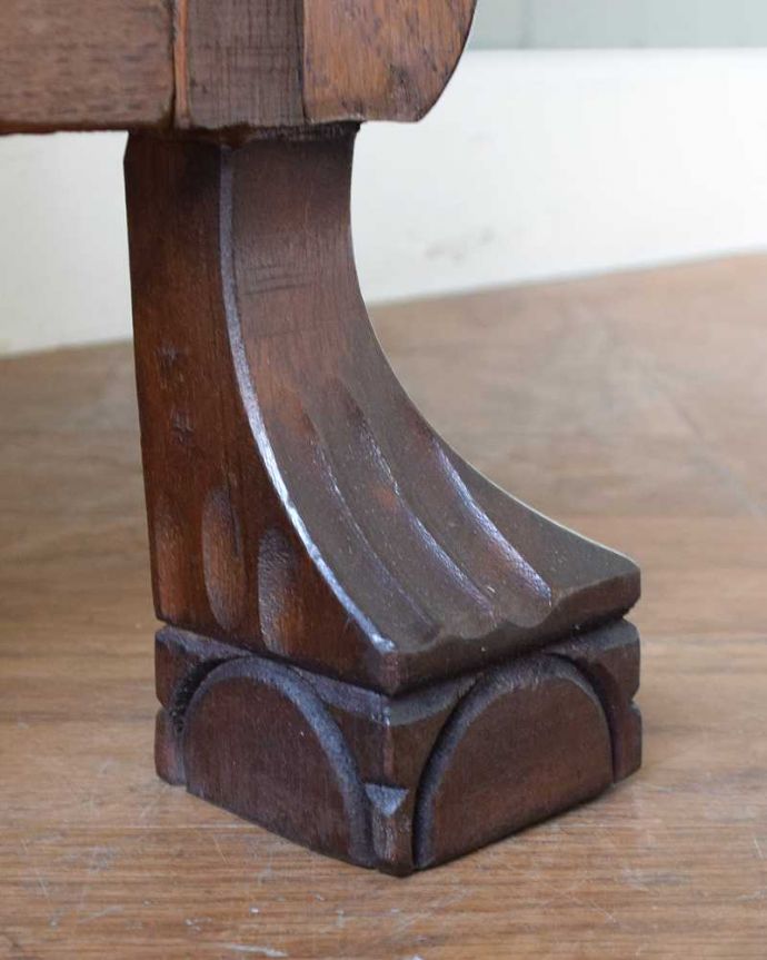 アンティークのチェスト アンティーク家具 フランスの優雅なアンティークのチェスト、置きやすい小ぶりなドロワー(コモード)。女性1人でラクラク運べちゃう仕掛けHandleのアンティークは、脚の裏にフェルトキーパーをお付けしています。(j-2568-f)