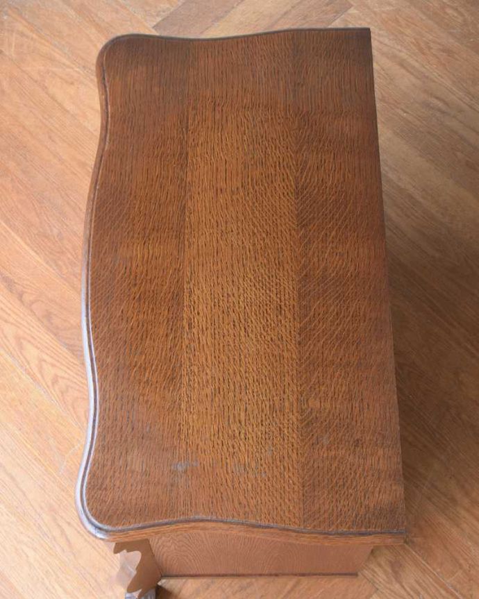 アンティークのチェスト アンティーク家具 フランスの優雅なアンティークのチェスト、置きやすい小ぶりなドロワー(コモード)。何を置こうかな・・・?上から見ると、天板はこんな感じで塗装もキレイに仕上げました。(j-2568-f)