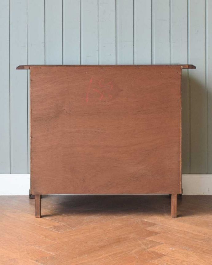 アンティークのチェスト アンティーク家具 フランスの優雅なアンティークのチェスト、置きやすい小ぶりなドロワー(コモード)。修復したので後姿もキレイですアンティークは新品ではないので、もちろん経年変化によるキズはありますが、専門の職人がキレイに修復したので、後ろ姿もキレイです。(j-2568-f)