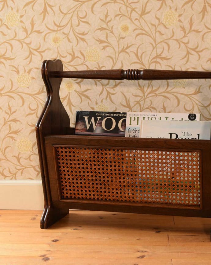 マガジンラック アンティーク家具 フランス輸入のアンティーク家具、編み目がお洒落なマガジンラック。ちょっと置いておきたい…をキレイに収納新聞や雑誌など、ついついテーブルの上に置いてしまって雑多に見えるものが、コレさえあればキレイに収納出来てお部屋もスッキリ見えるんです。(j-2569-f)