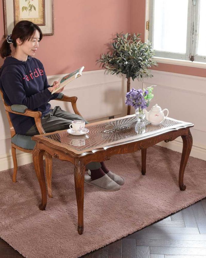 アンティークのテーブル　アンティーク家具　フランスアンティークらしい美しい天板の編み目が印象的なコーヒーテーブル（ガラス天板）。優雅な時間が過ごせるフランスらしさフランスらしい美しい脚のコーヒーテーブルは、見た目はもちろんここで過ごす時間も優雅にしてくれます。(j-2570-f)