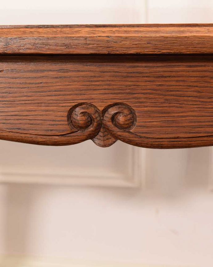 アンティークのテーブル　アンティーク家具　フランスアンティークらしい美しい天板の編み目が印象的なコーヒーテーブル（ガラス天板）。美しい彫にもうっとり…さりげなく施された彫。(j-2570-f)