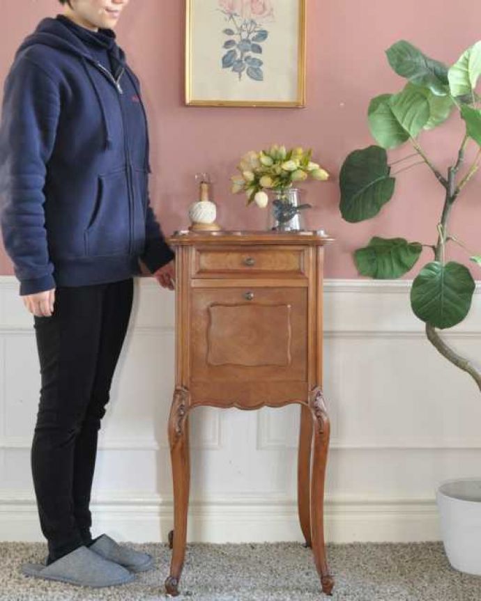 アンティークのキャビネット　アンティーク家具　フランスのアンティーク家具、大理石天板のナイトテーブル（キャビネット）。アンティークらしさがキュッと詰めこまれたキャビネットどんな場所にも置けるコンパクトなサイズの中に、アンティークらしい風格がたっぷる感じられる小さなキャビネットは、初めてアンティークにチャレンジする方にもおススメです。(j-2571-f)