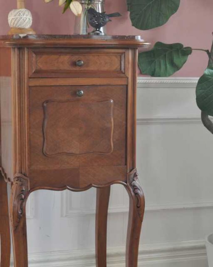アンティークのキャビネット　アンティーク家具　フランスのアンティーク家具、大理石天板のナイトテーブル（キャビネット）。アンティークだから手に入れることが出来る素材感今の時代、なかなか手に入れることが出来ない木目の美しさにうっとり。(j-2571-f)