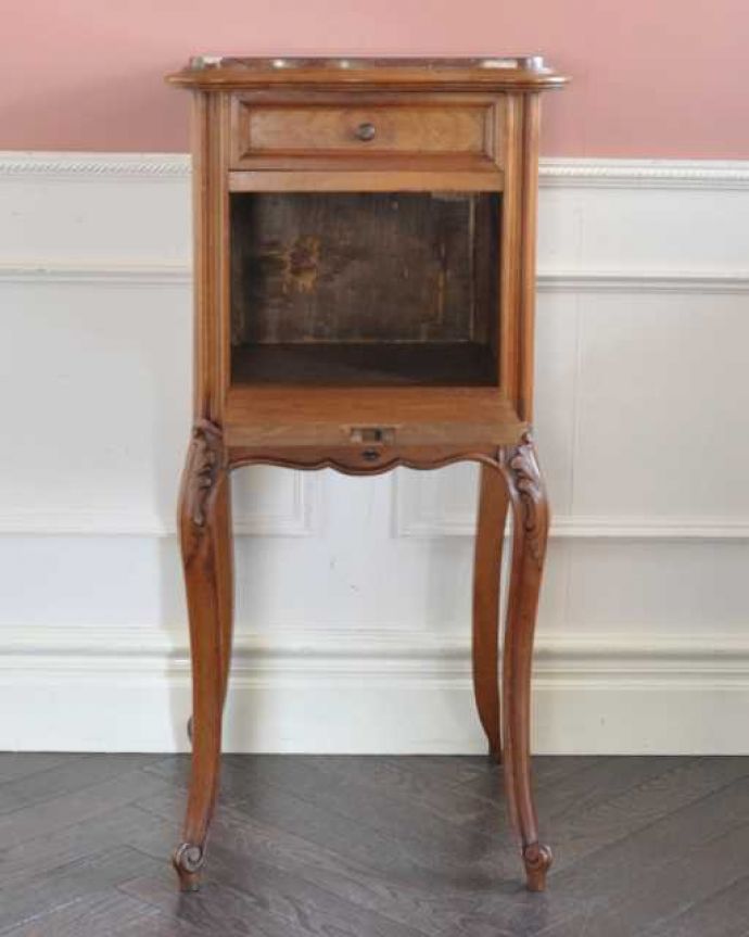 アンティークのキャビネット　アンティーク家具　フランスのアンティーク家具、大理石天板のナイトテーブル（キャビネット）。扉を開けて中を見てみると…外側はもちろん扉の中も職人がキレイに修復しました。(j-2571-f)